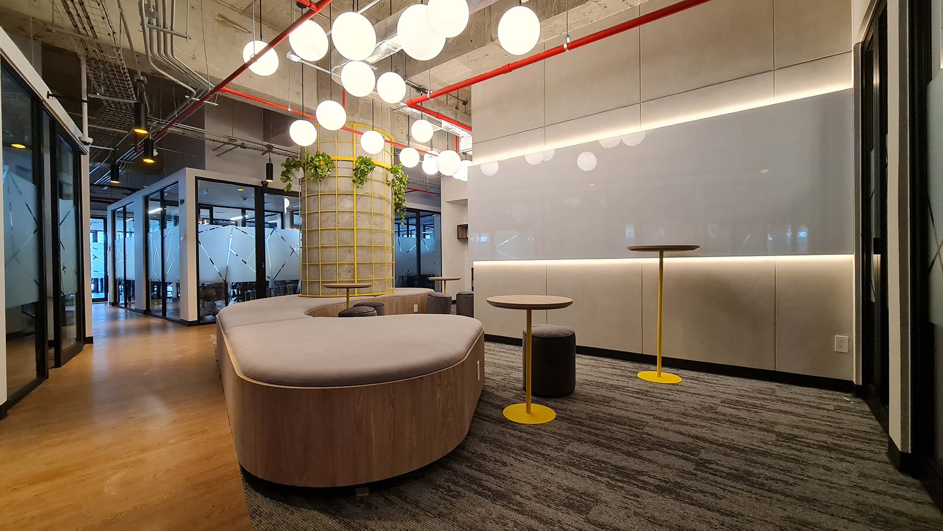 Nuestros proyectos van desde el diseño de interiores, diseño y fabricación de mobiliario y la remodelación arquitectónica.